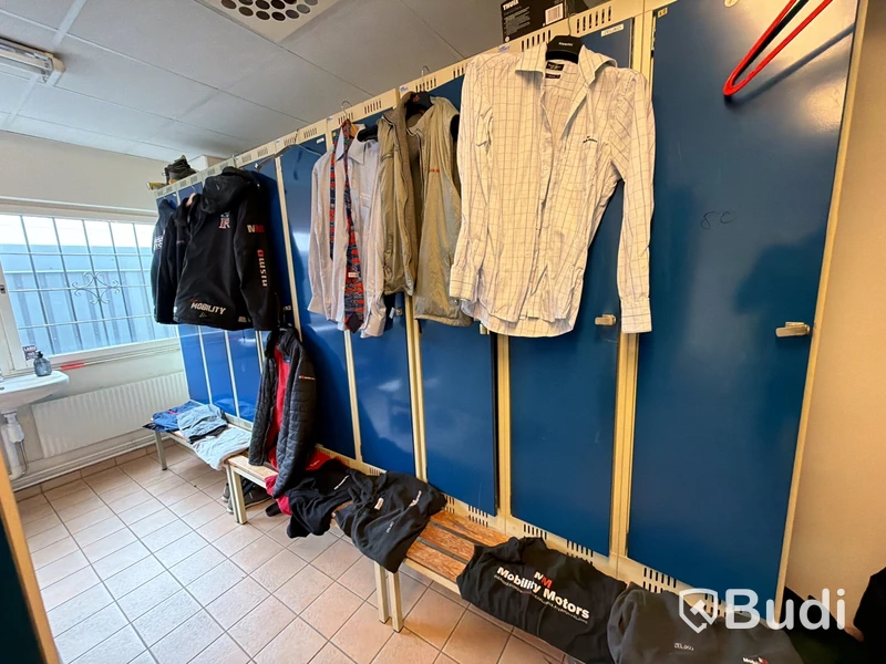 Parti med diverse omklädningsskåp