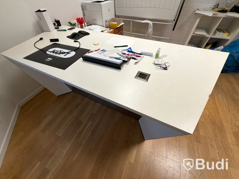 Kontorsmiljö med skrivbord, 3 st. sidobord, HP skrivare laserjet enterprise M553, whiteboard