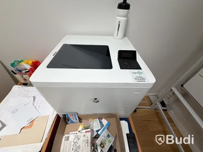 Kontorsmiljö med skrivbord, 3 st. sidobord, HP skrivare laserjet enterprise M553, whiteboard