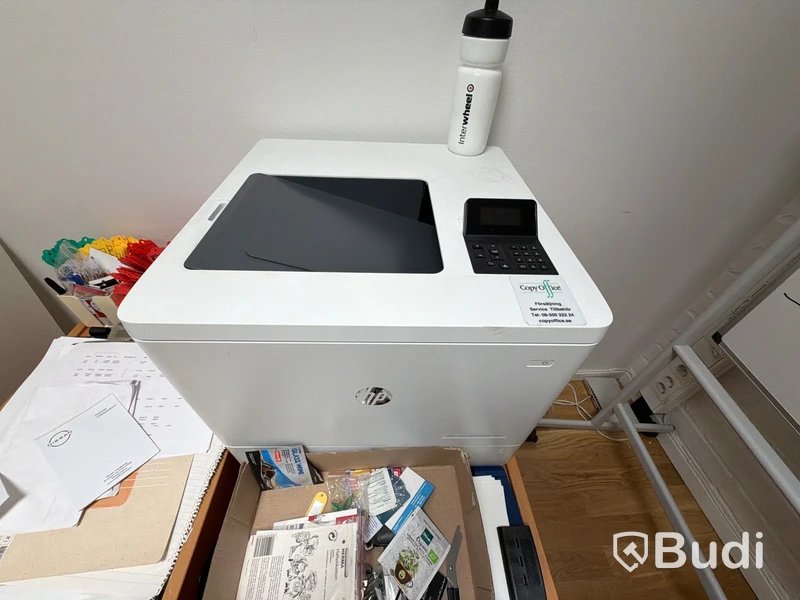 Kontorsmiljö med skrivbord, 3 st. sidobord, HP skrivare laserjet enterprise M553, whiteboard