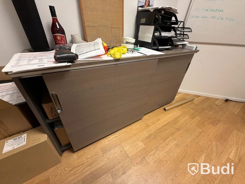 Kontorsmiljö med skrivbord, 3 st. sidobord, HP skrivare laserjet enterprise M553, whiteboard