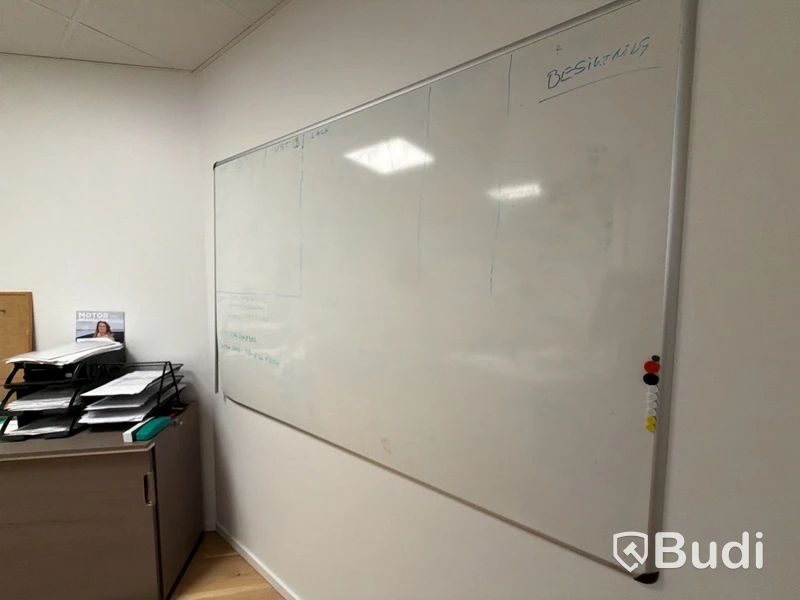 Kontorsmiljö med skrivbord, 3 st. sidobord, HP skrivare laserjet enterprise M553, whiteboard