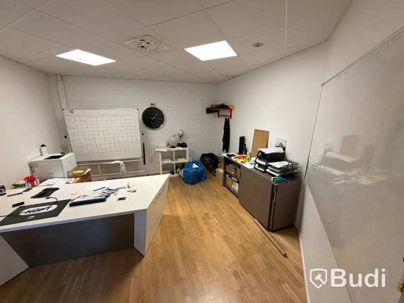 Kontorsmiljö med skrivbord, 3 st. sidobord, HP skrivare laserjet enterprise M553, whiteboard