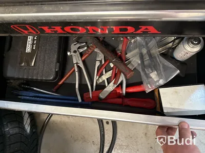 Verktygsskåp Honda med däck/broms och hjuldelar m.m.
