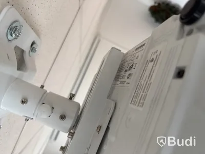 Konferensutrustning: projektor, projektorduk, konferens-TV med kamera och högtalare samt skrivare