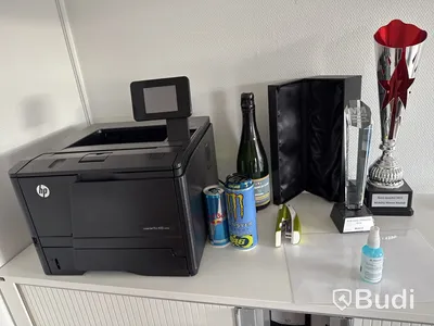 Konferensutrustning: projektor, projektorduk, konferens-TV med kamera och högtalare samt skrivare