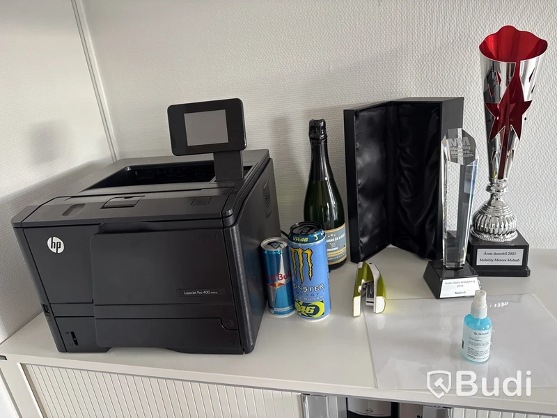 Konferensutrustning: projektor, projektorduk, konferens-TV med kamera och högtalare samt skrivare