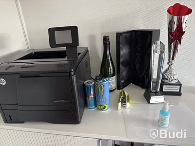 Konferensutrustning: projektor, projektorduk, konferens-TV med kamera och högtalare samt skrivare