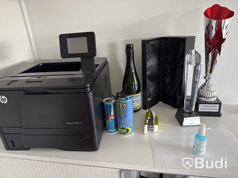 Konferensutrustning: projektor, projektorduk, konferens-TV med kamera och högtalare samt skrivare