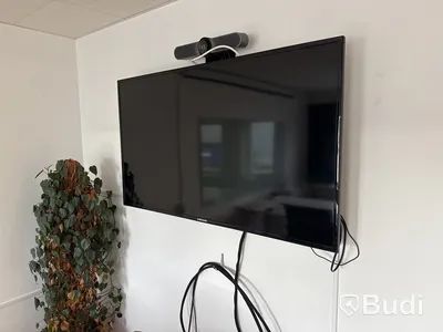 Konferensutrustning: projektor, projektorduk, konferens-TV med kamera och högtalare samt skrivare