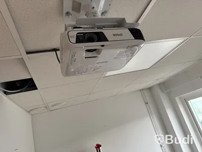 Konferensutrustning: projektor, projektorduk, konferens-TV med kamera och högtalare samt skrivare