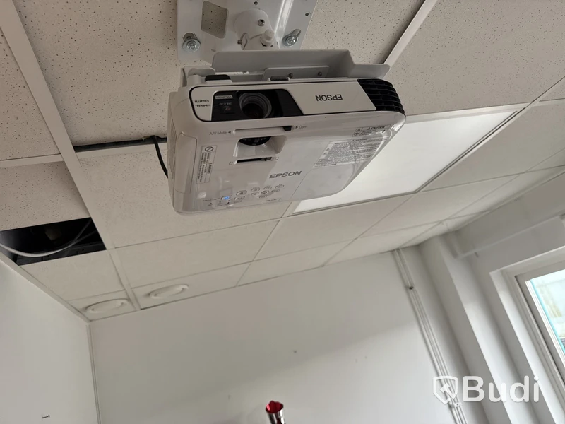 Konferensutrustning: projektor, projektorduk, konferens-TV med kamera och högtalare samt skrivare