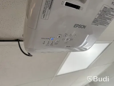 Konferensutrustning: projektor, projektorduk, konferens-TV med kamera och högtalare samt skrivare
