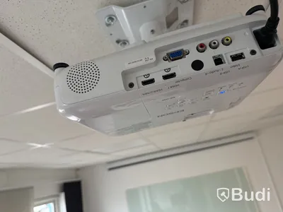 Konferensutrustning: projektor, projektorduk, konferens-TV med kamera och högtalare samt skrivare