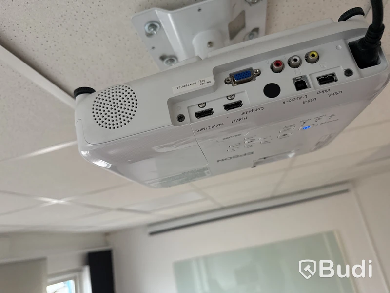 Konferensutrustning: projektor, projektorduk, konferens-TV med kamera och högtalare samt skrivare