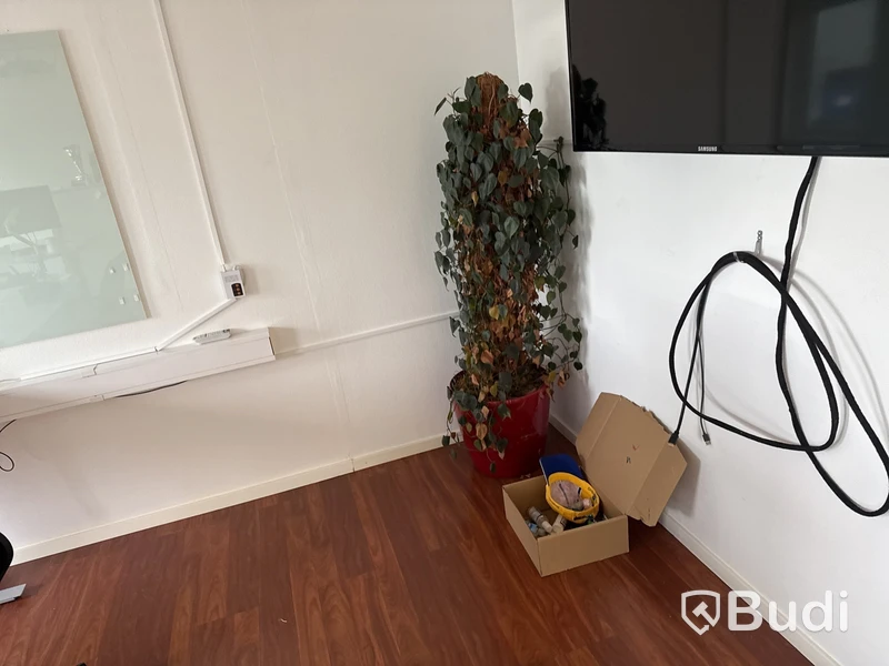 Konferensutrustning: projektor, projektorduk, konferens-TV med kamera och högtalare samt skrivare
