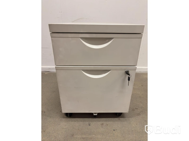 Storage cabinet on wheels