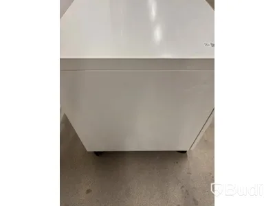 Storage cabinet on wheels