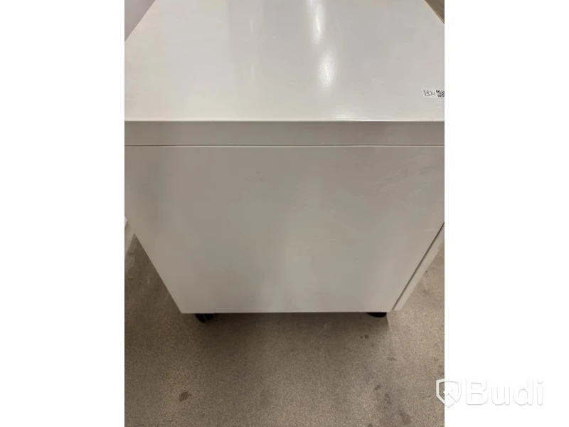 Storage cabinet on wheels