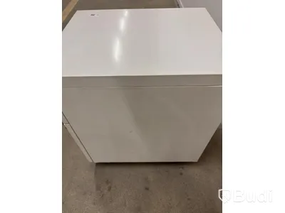 Storage cabinet on wheels