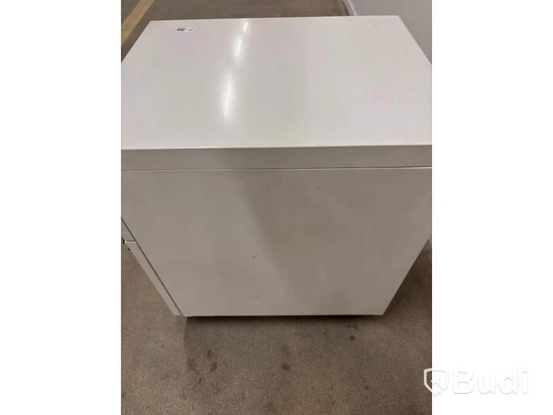 Storage cabinet on wheels
