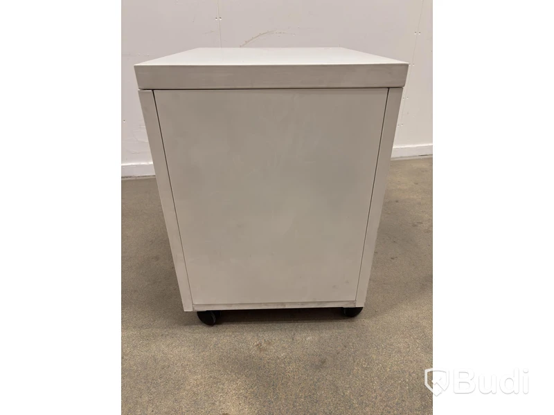 Storage cabinet on wheels