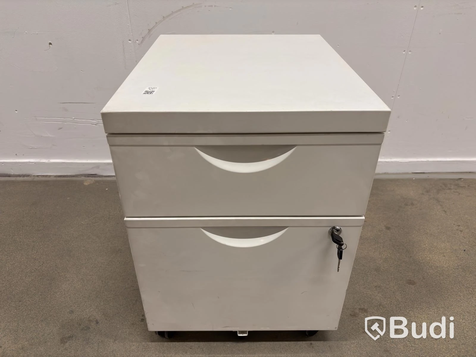 Storage cabinet on wheels