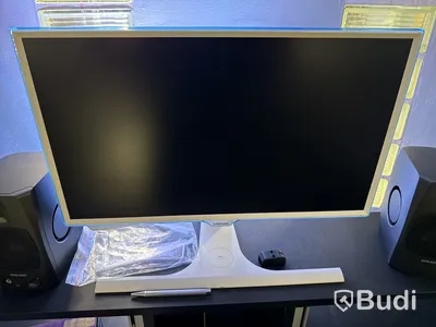 Studioskrivbord med högtalare och samplingsmaskin.