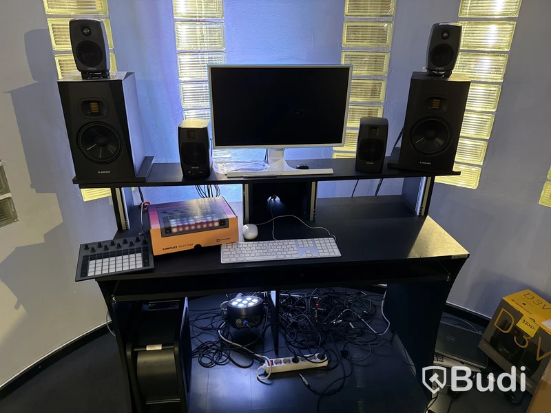 Studioskrivbord med högtalare och samplingsmaskin.