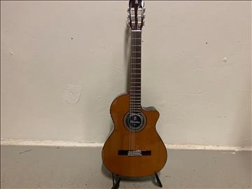 Gitarr Alhambra 200 Electric Maestro Series, obs spricka i kroppen.