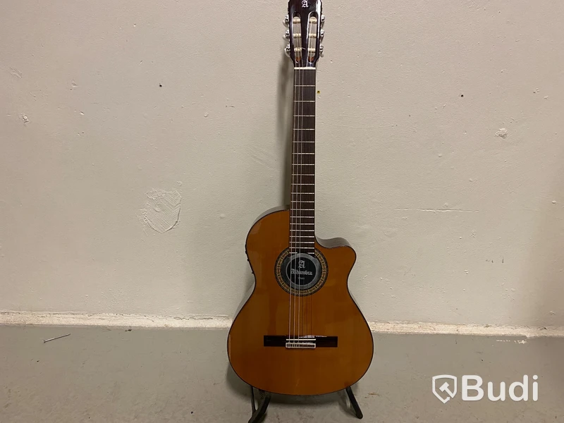Gitarr Alhambra 200 Electric Maestro Series, obs spricka i kroppen.
