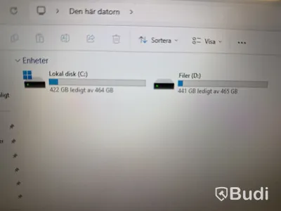 Kraftfull dator med RollerMouse & 32-tums datorskärm.