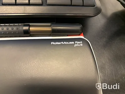 Kraftfull dator med RollerMouse & 32-tums datorskärm.