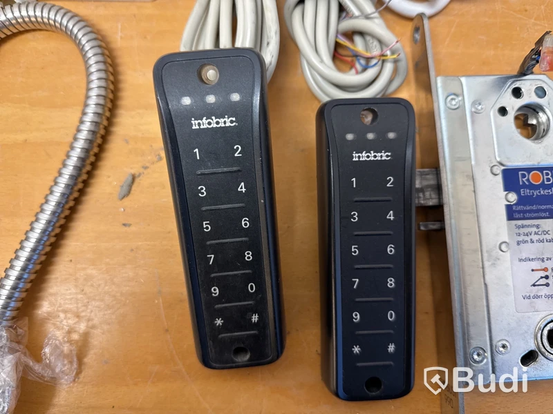 2 st Infobric Control Box med tillbehör.