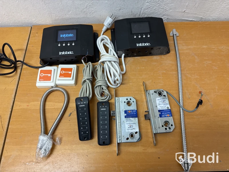 2 st Infobric Control Box med tillbehör.