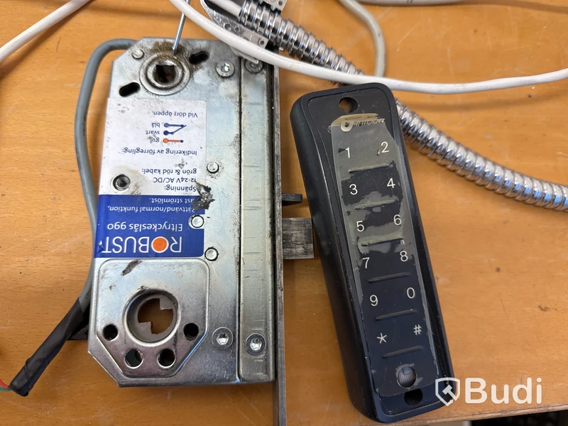 2 st Infobric Control Box med tillbehör.