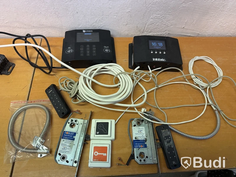 2 st Infobric Control Box med tillbehör.