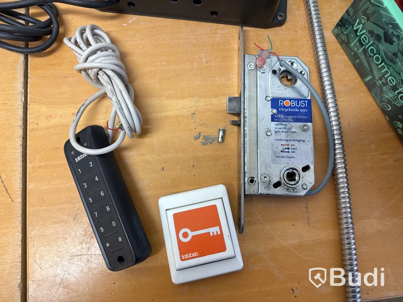 2 st Infobric Control Box med tillbehör.