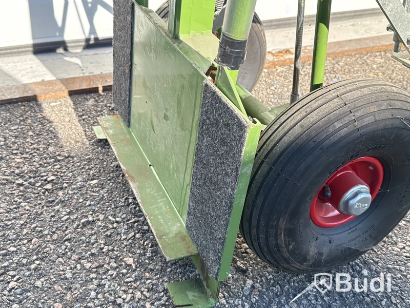 Transportvagn med inbyggd domkraft
