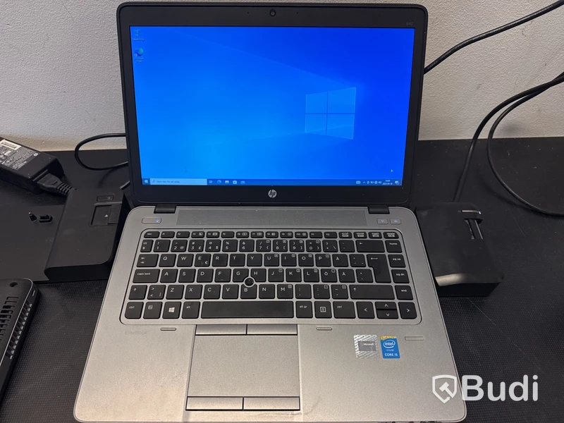 2 st HP Laptop med dockningsstationer
