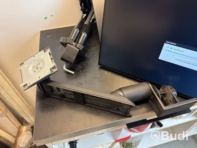 2 st Dell datorskärmar med extra fästen