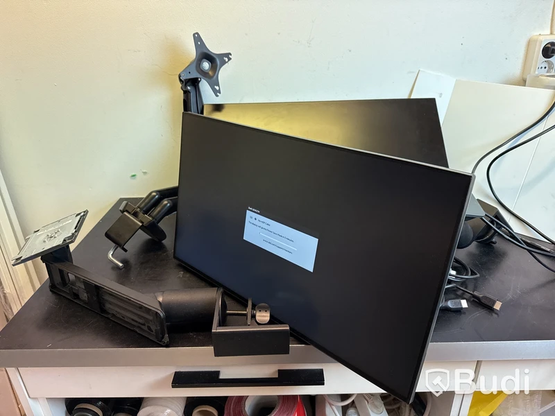 2 st Dell datorskärmar med extra fästen