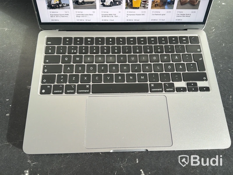 MacBook Air M3, 13,6-tum Retina-skärm, 256 GB SSD, 8 GB RAM