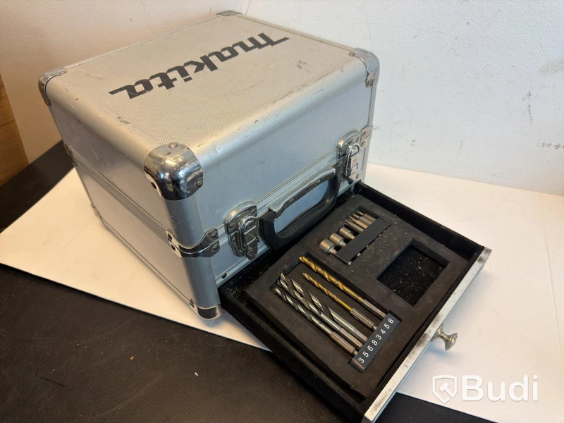 2 Makita drill/drivers, circular saw, etc.