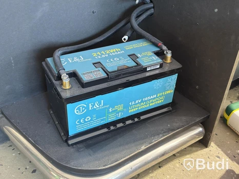 Batteri E&J LiFePO4, 12,8 V, 165 Ah samt Victron Smart Charger