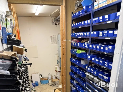 Sortimentshyllor med stor mängd diverse bult, muttrar etc.