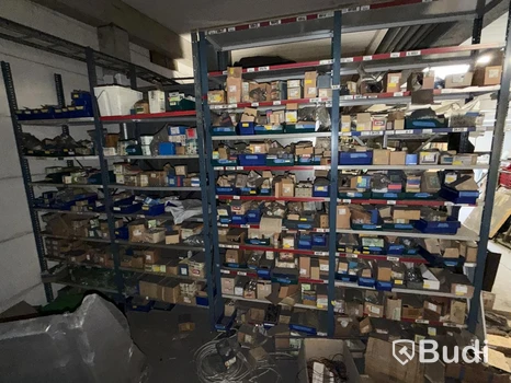 Hyllsystem med stor mängd diverse bult, muttrar och brickor