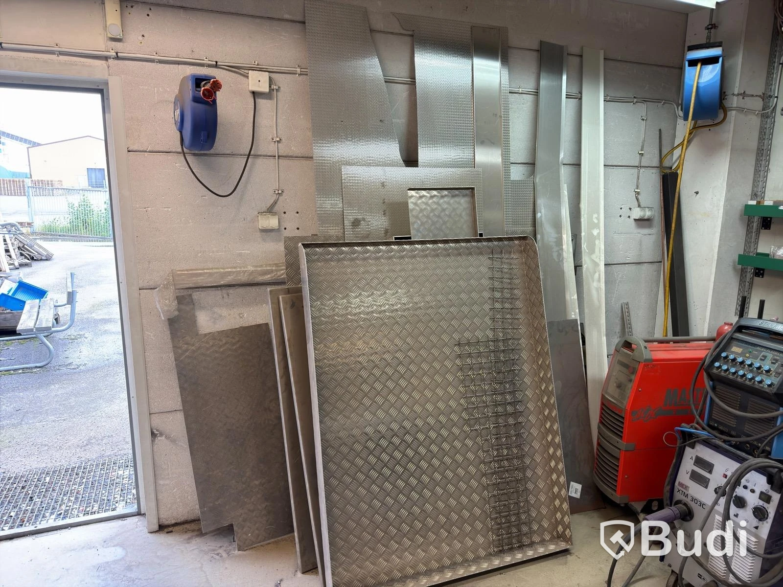 Lot of assorted metal sheets and profiles