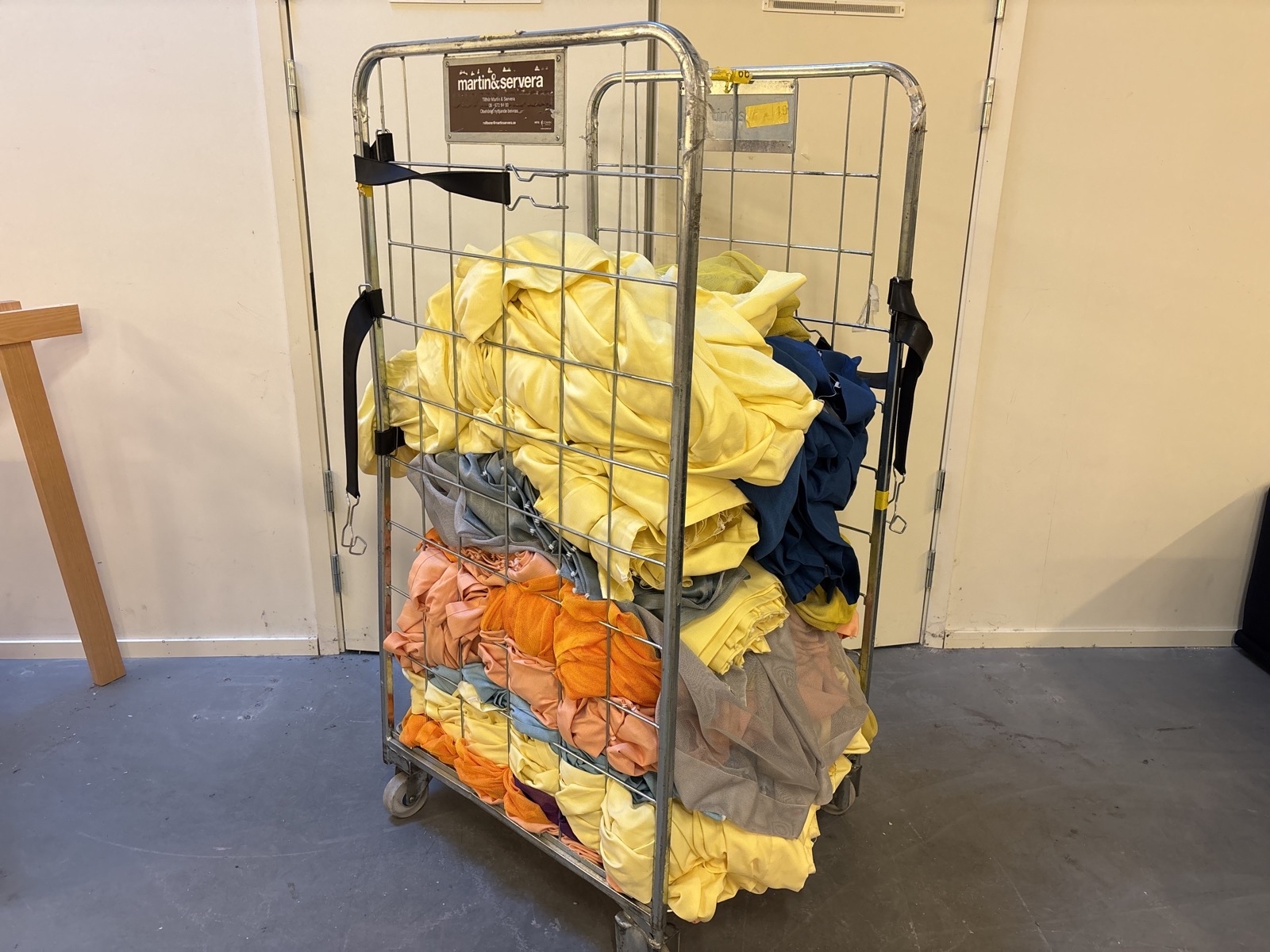 Parti med diverse gardiner, olika modeller och storlekar