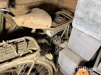 3 st.cyklar, en med påhängsmotor